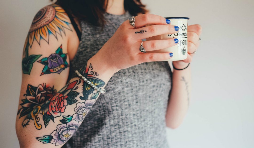 Rischi dei tatuaggi: rilasciano nanoparticelle che possono arrivare fino ai linfonodi